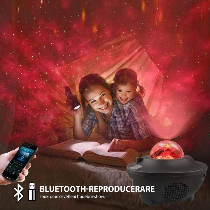 "LED nattlampa med färgprojektion och Bluetooth-högtalare, visar färgglada ljuseffekter i mörkt rum."