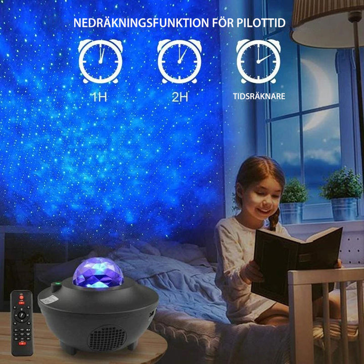 "LED nattlampa med färgprojektion och Bluetooth-högtalare, visar färgglada ljuseffekter i mörkt rum."