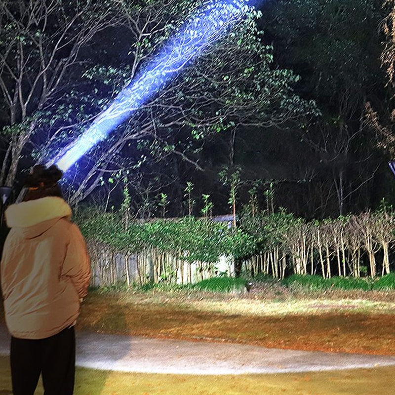"LED-pannlampa med stark XPG LED, vattentät, USB-utgång, grå aluminium, idealisk för utomhusäventyr och arbetsmiljöer."