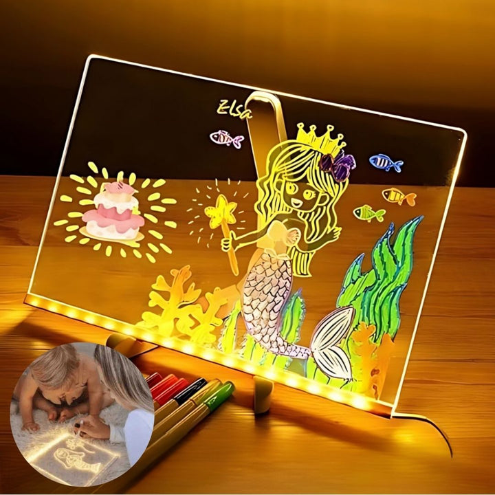Barn ritar och skriver på IllumiSkriv LED ritplatta. Främjar kreativ lek och lärande hos barn.