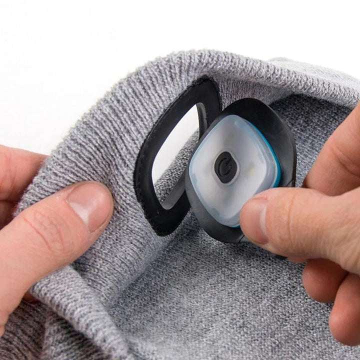 "LED stickad vintermössa för utomhusaktiviteter, grå akryl, med inbyggd lampa för säkerhet i mörker, accessoarbild."