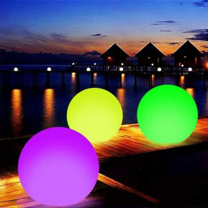 "LED-strandboll med mångfärgade lysdioder, perfekt för utomhusbruk. Vattentät och hållbar för lek i alla väder."