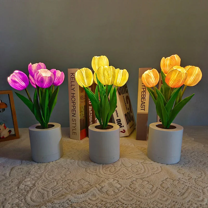 LED tulpan bordslampa i PU, uppladdningsbar. Eleganta vita, rosa och lila blommor med varmt ljus, höjd 30 cm.