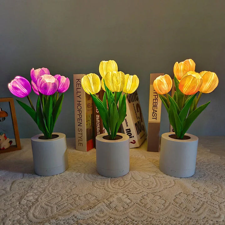 LED tulpan bordslampa i PU, uppladdningsbar. Eleganta vita, rosa och lila blommor med varmt ljus, höjd 30 cm.
