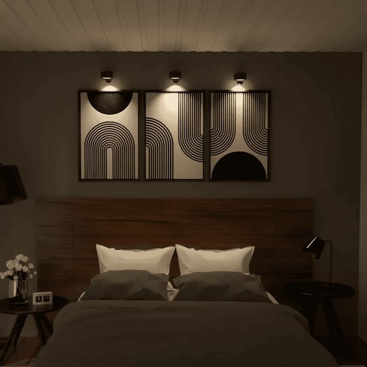 Roterbar LED-vägglampa med 360° justerbar belysning och touchkontroll, perfekt för flexibel heminredning.