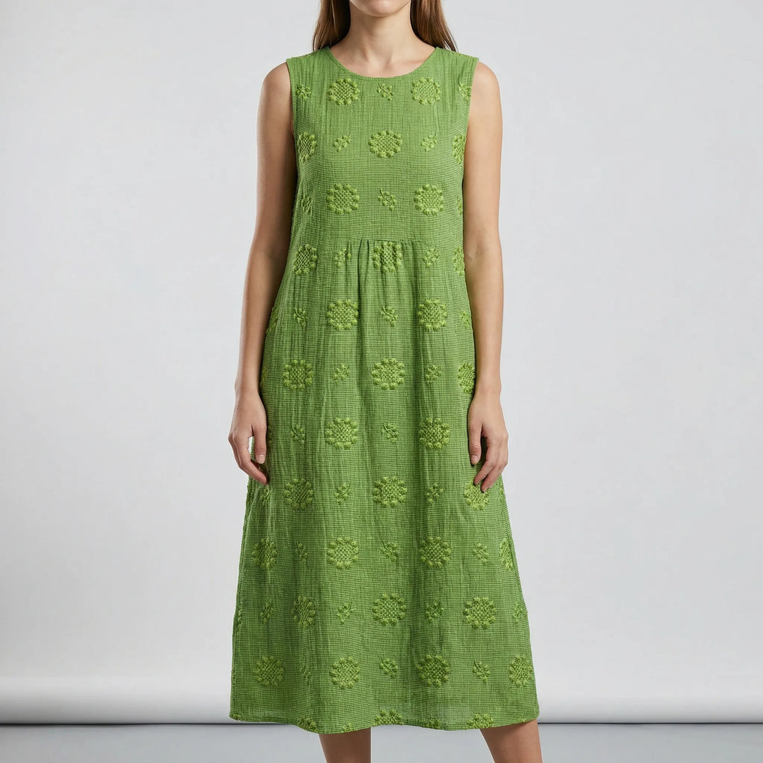 Bella damklänning, sommarstil. Ledig och avslappnad ärmlös midiklänning med praktiska fickor för fritid.