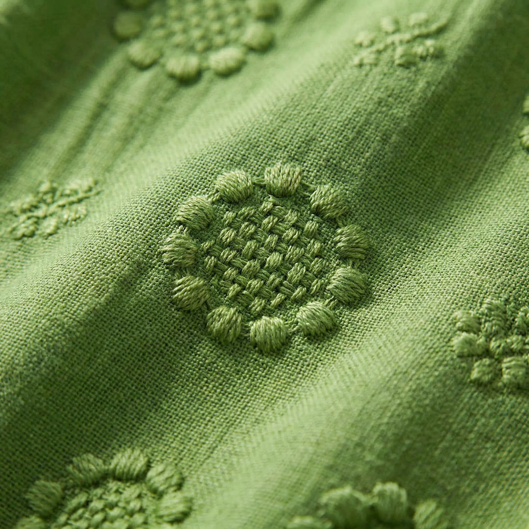 Ärmlös sommarklänning för dam. Ledig design med fickor för sval komfort och en avslappnad sommarstil.