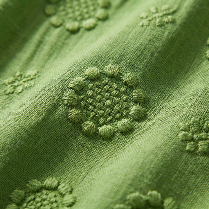 Ärmlös sommarklänning för dam. Ledig design med fickor för sval komfort och en avslappnad sommarstil.