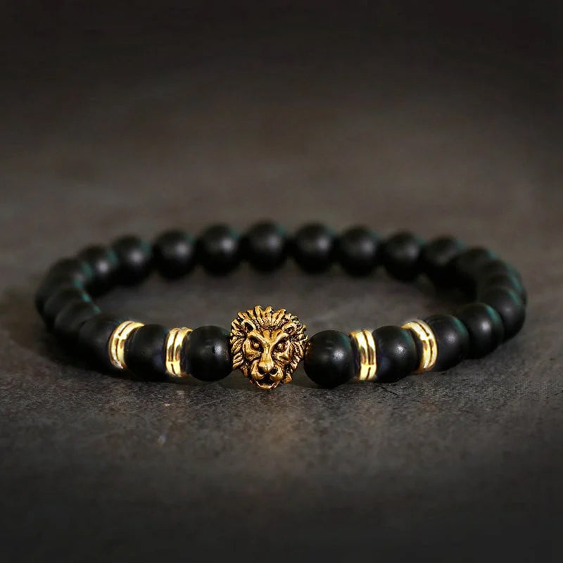 "Lejonarmband för män med onyx och stål, mattsvarta pärlor och lejonhuvud, symbol för styrka och kärlek"