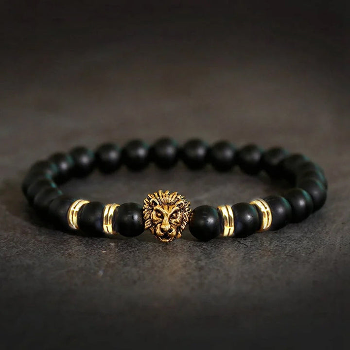 "Lejonarmband för män med onyx och stål, mattsvarta pärlor och lejonhuvud, symbol för styrka och kärlek"