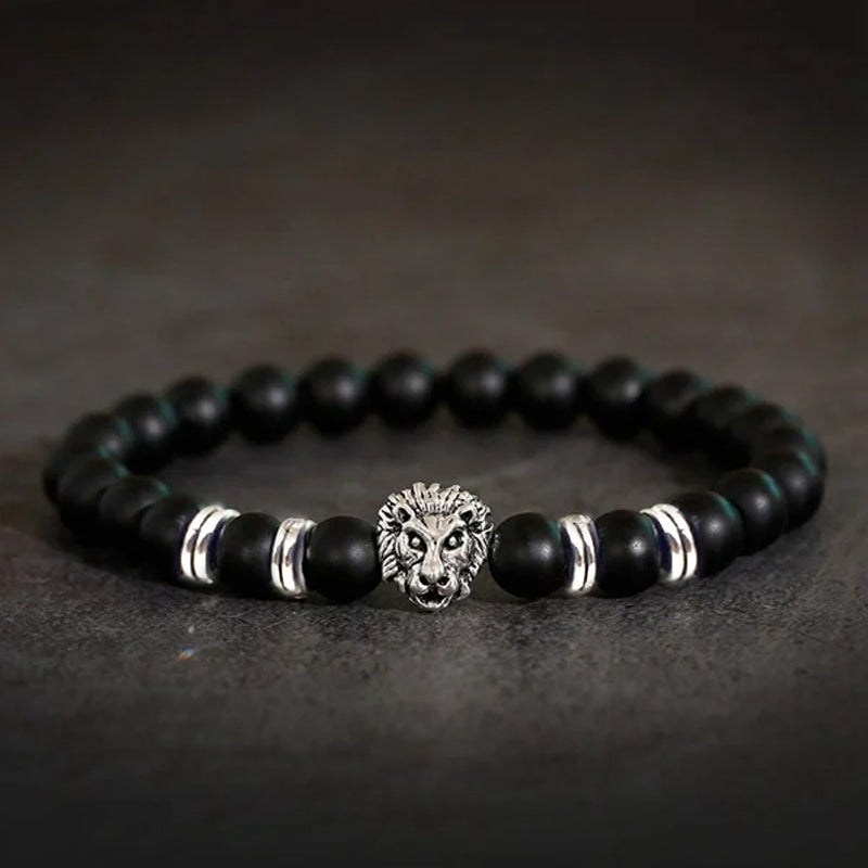 "Lejonarmband för män med onyx och stål, mattsvarta pärlor och lejonhuvud, symbol för styrka och kärlek"