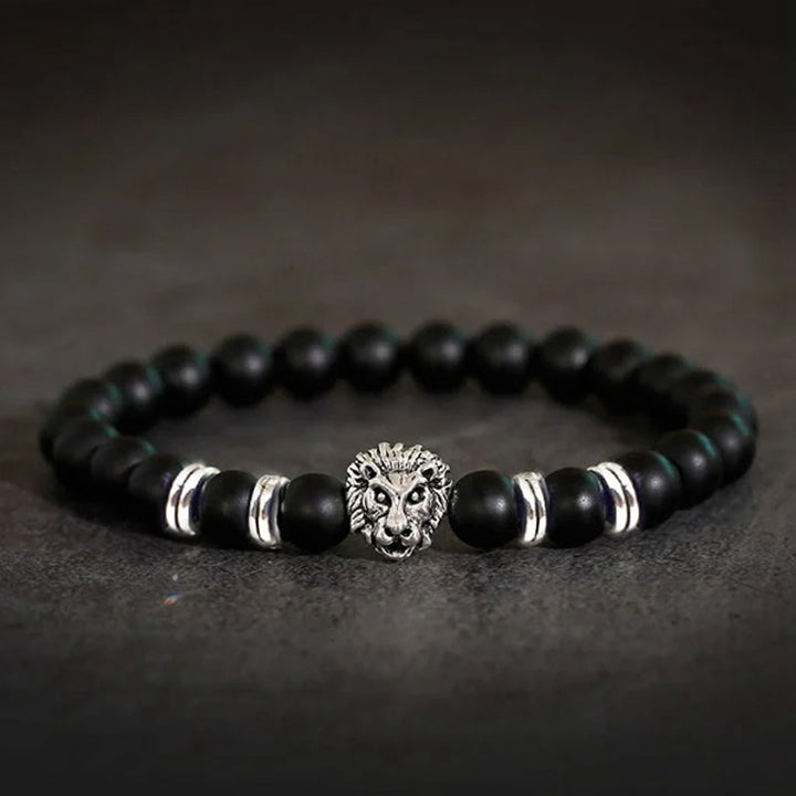 "Lejonarmband för män med onyx och stål, mattsvarta pärlor och lejonhuvud, symbol för styrka och kärlek"