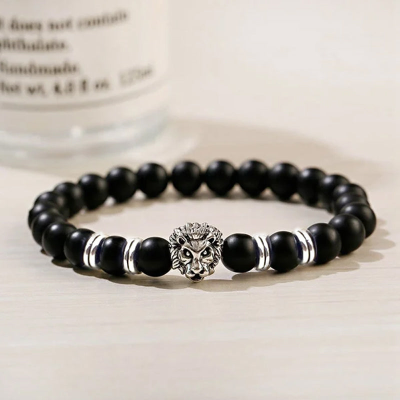 "Lejonarmband för män med onyx och stål, mattsvarta pärlor och lejonhuvud, symbol för styrka och kärlek"