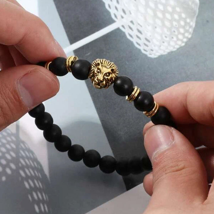 "Lejonarmband för män med onyx och stål, mattsvarta pärlor och lejonhuvud, symbol för styrka och kärlek"