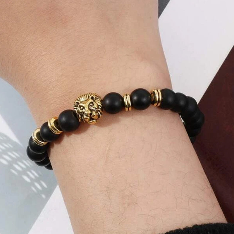 "Lejonarmband för män med onyx och stål, mattsvarta pärlor och lejonhuvud, symbol för styrka och kärlek"