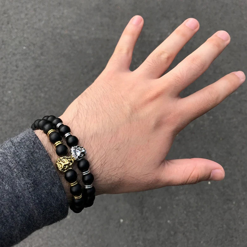 "Lejonarmband för män med onyx och stål, mattsvarta pärlor och lejonhuvud, symbol för styrka och kärlek"