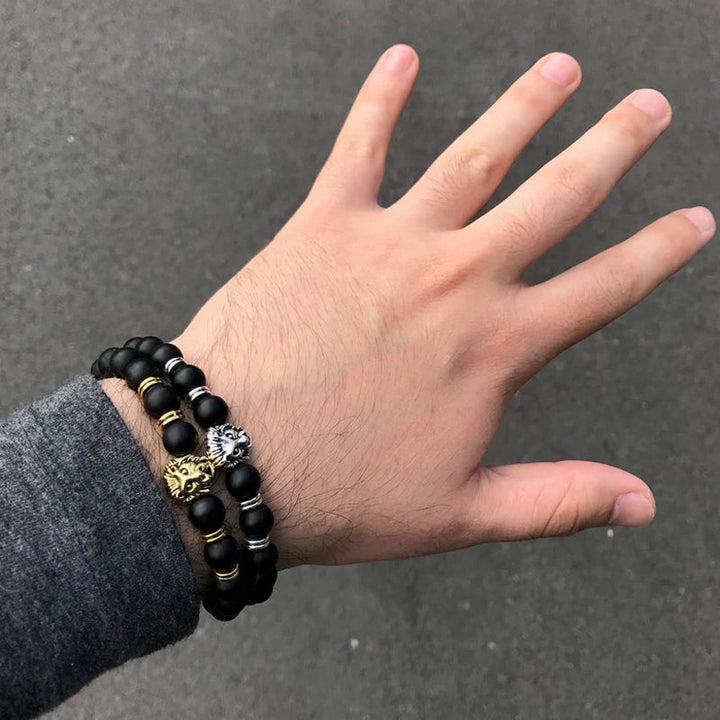 "Lejonarmband för män med onyx och stål, mattsvarta pärlor och lejonhuvud, symbol för styrka och kärlek"
