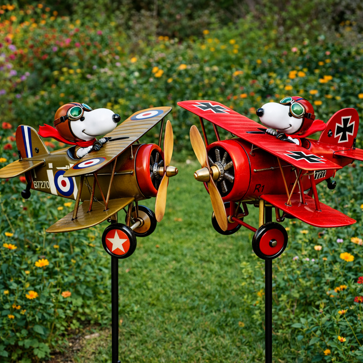 Söt pilotvindsnurra i trädgården. En lekfull och färgglad utomhusprydnad som skapar nostalgi på uteplatsen.