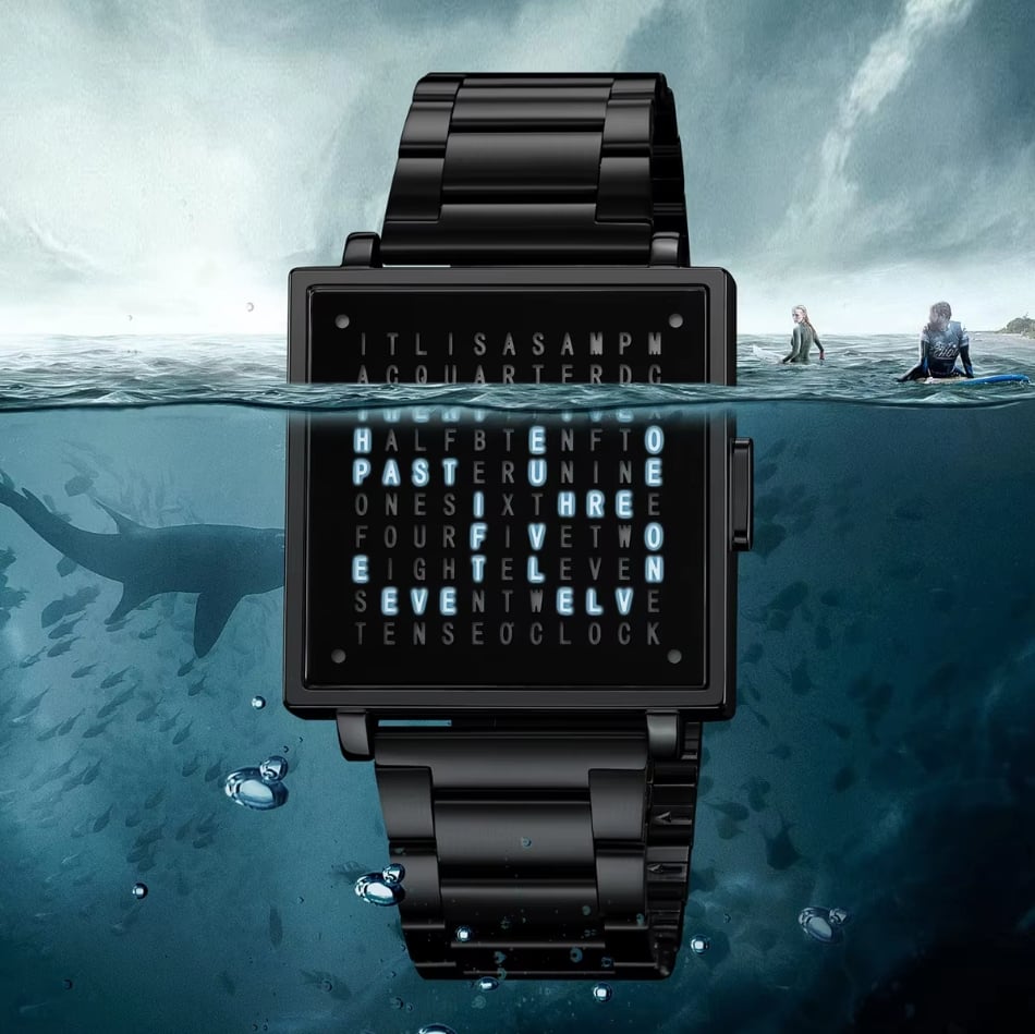 Närbild på LexoTime textklockas innovativa digitala display. Tydlig tid i stilren design.