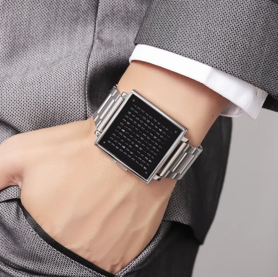 Modern LexoTime textklocka med robust stålarmband. Stilren digital klocka i zinklegering.