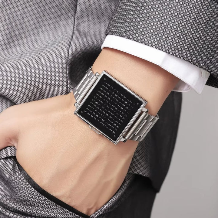 Modern LexoTime textklocka med robust stålarmband. Stilren digital klocka i zinklegering.