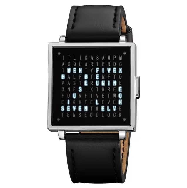 Man bär en stilren LexoTime digital textklocka med läderarmband. Modern unisex klocka.