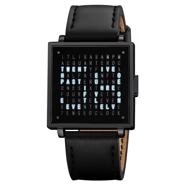 Kvinna bär en elegant LexoTime modern textklocka med stålarmband. Innovativ unisex klocka.