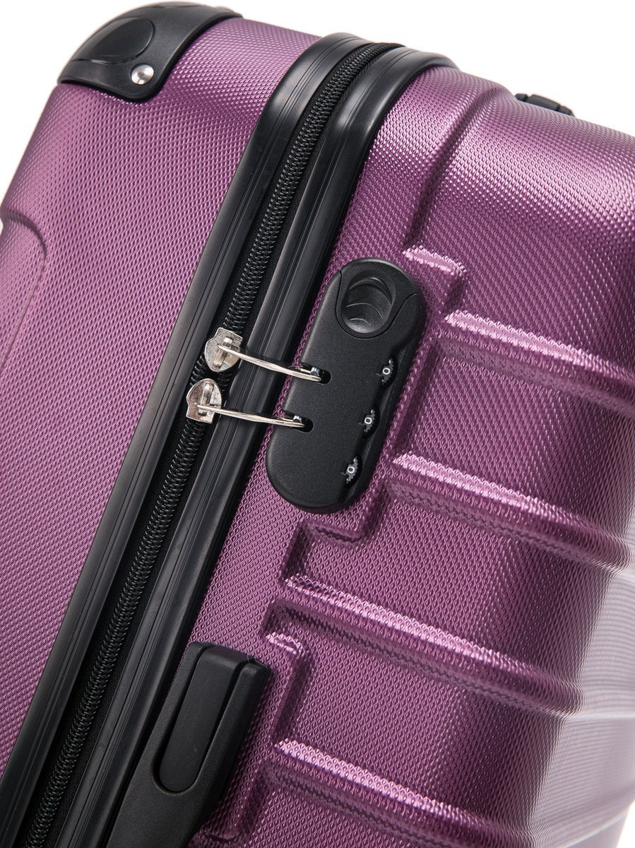 Flexibelt lila resväskeset med tåliga spinnerhjul, anpassat för både weekendresa och långa äventyr.