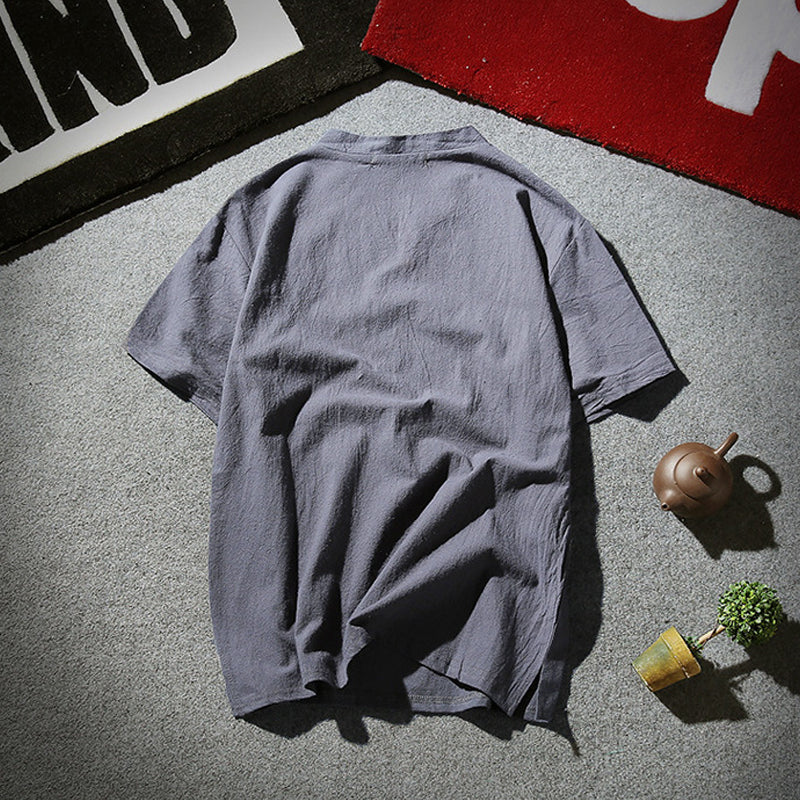 "Linne T-shirt för män, marinblå, med knappar framtill, avslappnad passform. Perfekt för sommaren, stilren och bekväm."