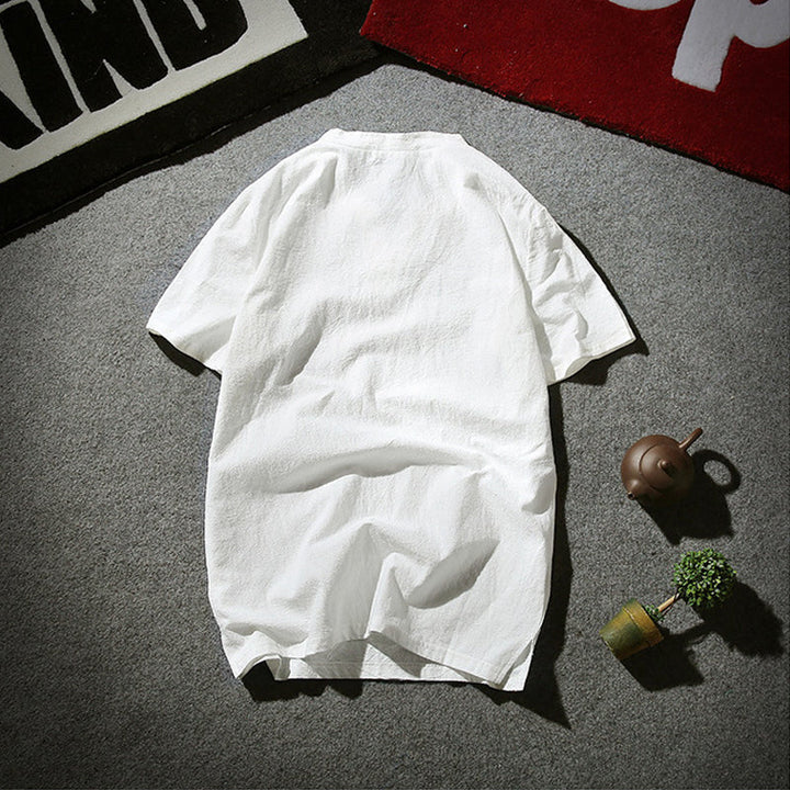 "Linne T-shirt för män, marinblå, med knappar framtill, avslappnad passform. Perfekt för sommaren, stilren och bekväm."