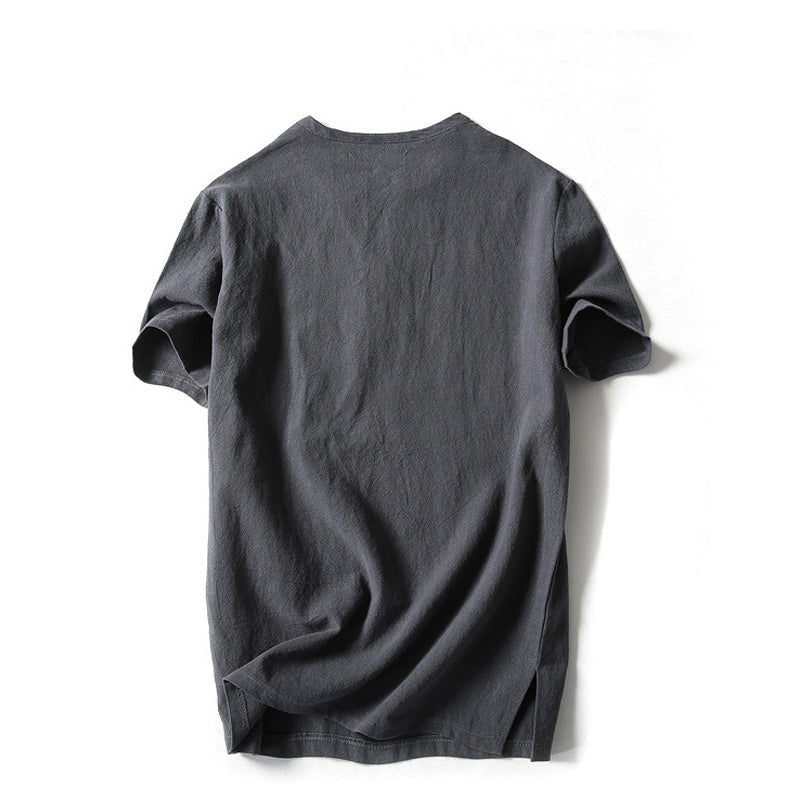"Linne T-shirt för män, marinblå, med knappar framtill, avslappnad passform. Perfekt för sommaren, stilren och bekväm."