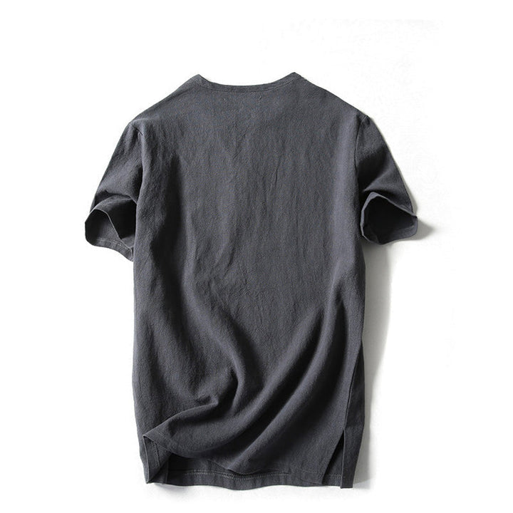 "Linne T-shirt för män, marinblå, med knappar framtill, avslappnad passform. Perfekt för sommaren, stilren och bekväm."
