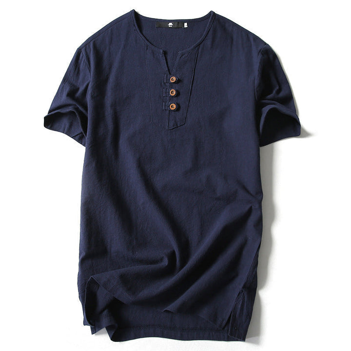 "Linne T-shirt för män, marinblå, med knappar framtill, avslappnad passform. Perfekt för sommaren, stilren och bekväm."