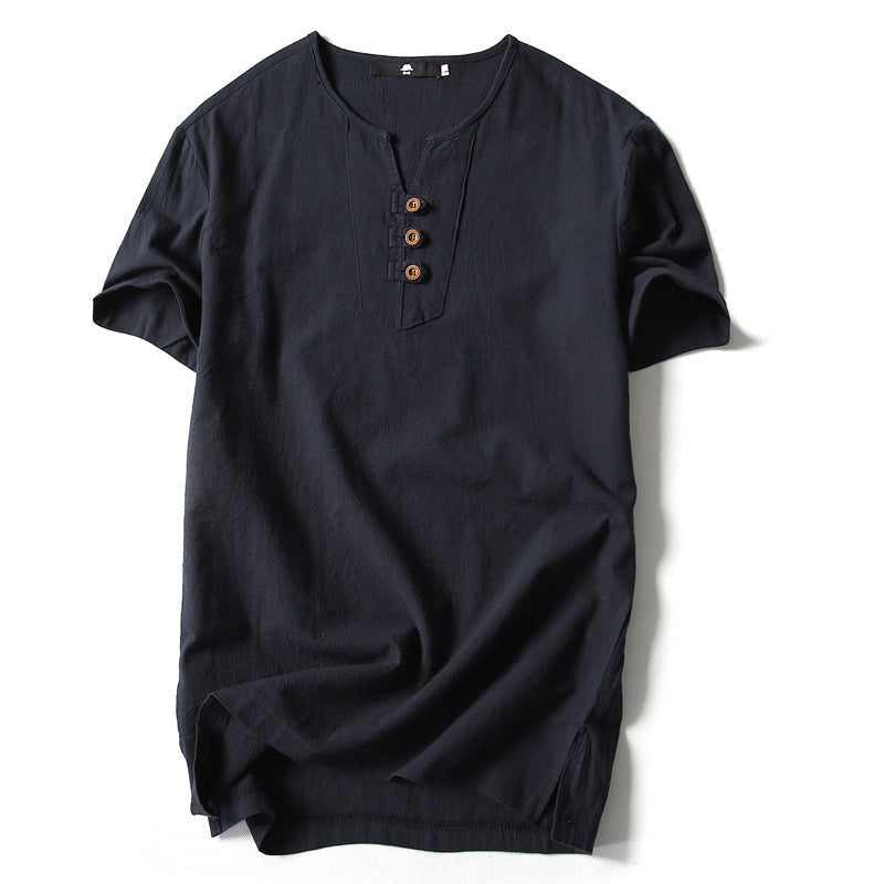 "Linne T-shirt för män, marinblå, med knappar framtill, avslappnad passform. Perfekt för sommaren, stilren och bekväm."