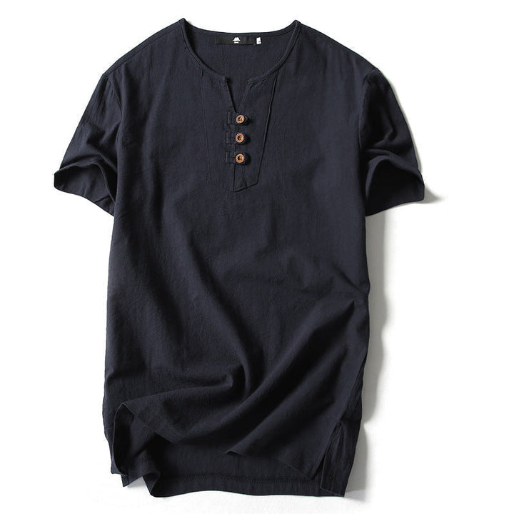 "Linne T-shirt för män, marinblå, med knappar framtill, avslappnad passform. Perfekt för sommaren, stilren och bekväm."