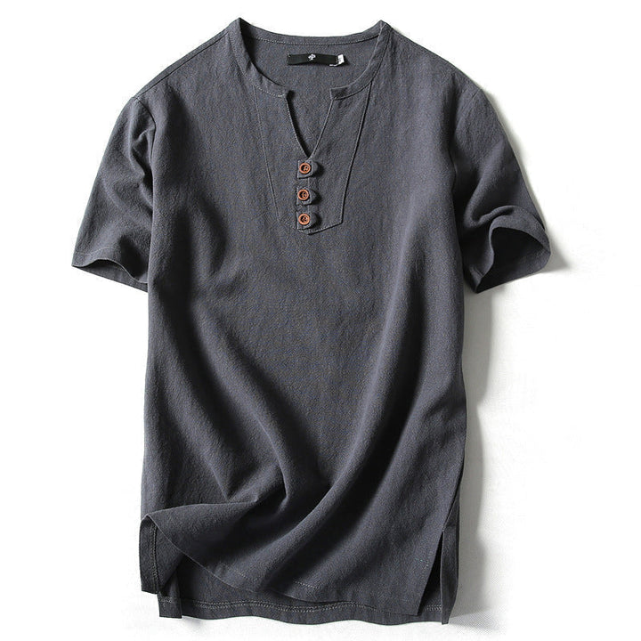 "Linne T-shirt för män, marinblå, med knappar framtill, avslappnad passform. Perfekt för sommaren, stilren och bekväm."