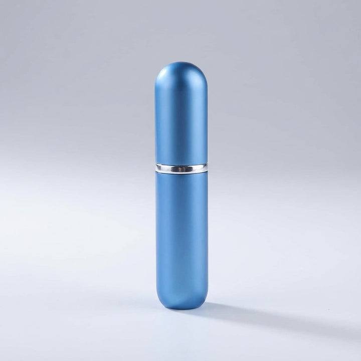 Silverfärgad PocketMist påfyllbar parfymatomisator. Portabel sprayflaska för dofter på resan.