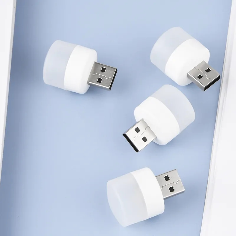 Liten USB LED nattlampa med ögonskydd, kompakt och stilren, avger mjukt vitt ljus, perfekt för sovrum och resor.
