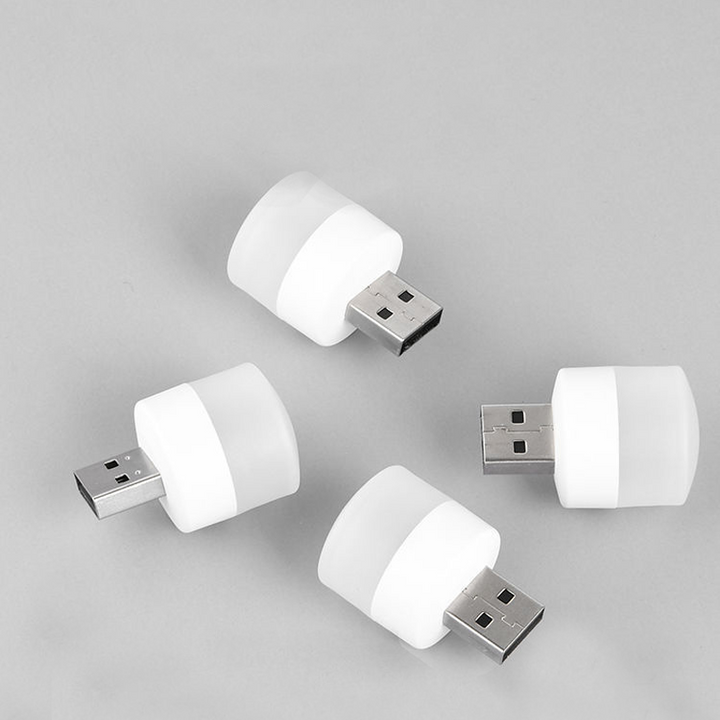 Liten USB LED nattlampa med ögonskydd, kompakt och stilren, avger mjukt vitt ljus, perfekt för sovrum och resor.