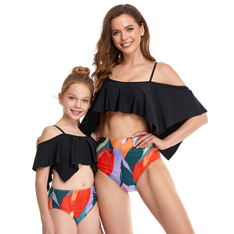 "Livfull matchande bikini med ruffle-design för barn och vuxna, perfekt för strand och pool. Välj unikt och stilfullt."