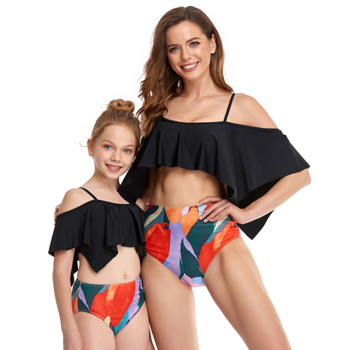 "Livfull matchande bikini med ruffle-design för barn och vuxna, perfekt för strand och pool. Välj unikt och stilfullt."