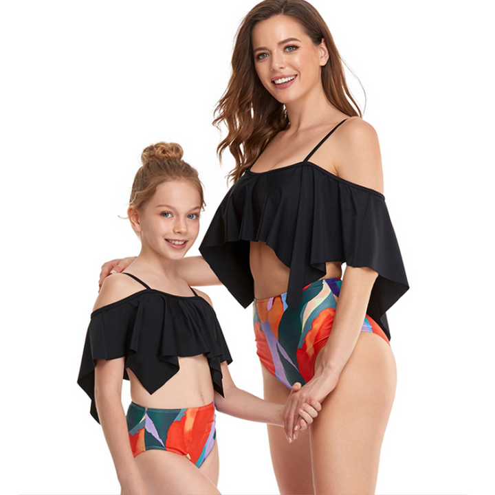 "Livfull matchande bikini med ruffle-design för barn och vuxna, perfekt för strand och pool. Välj unikt och stilfullt."