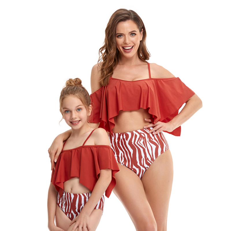 "Livfull matchande bikini med ruffle-design för barn och vuxna, perfekt för strand och pool. Välj unikt och stilfullt."