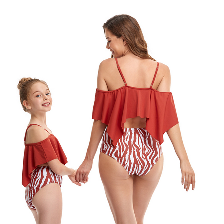 "Livfull matchande bikini med ruffle-design för barn och vuxna, perfekt för strand och pool. Välj unikt och stilfullt."