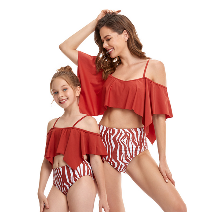 "Livfull matchande bikini med ruffle-design för barn och vuxna, perfekt för strand och pool. Välj unikt och stilfullt."