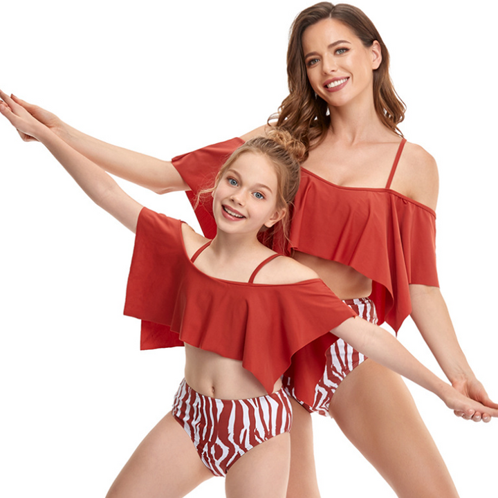 "Livfull matchande bikini med ruffle-design för barn och vuxna, perfekt för strand och pool. Välj unikt och stilfullt."