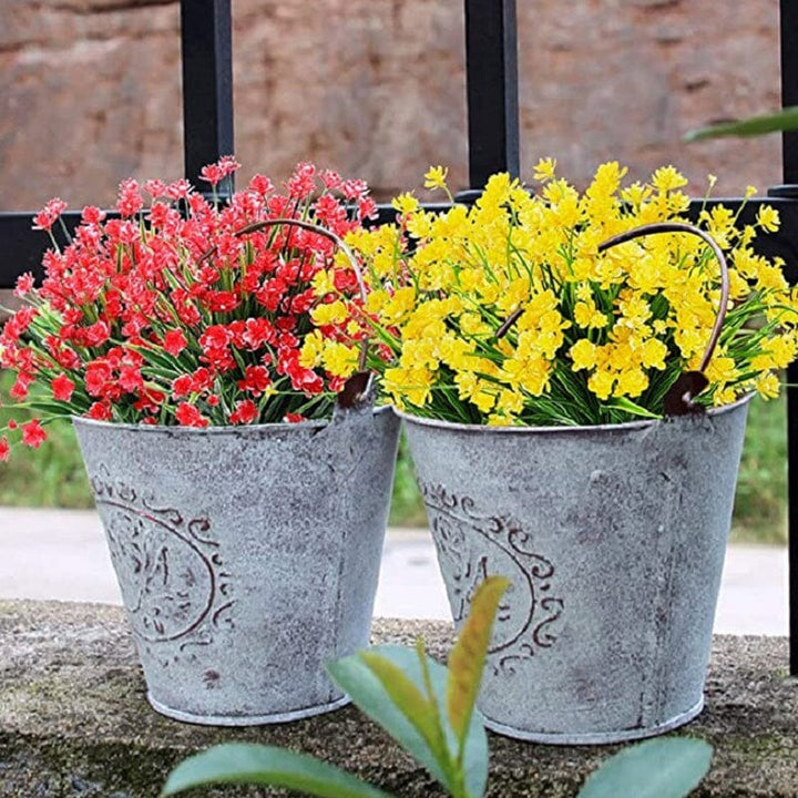 "Livfulla utomhus konstgjorda blommor med naturligt utseende i livliga färger, perfekt för enkel och elegant dekoration."