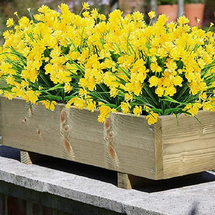 "Livfulla utomhus konstgjorda blommor med naturligt utseende i livliga färger, perfekt för enkel och elegant dekoration."