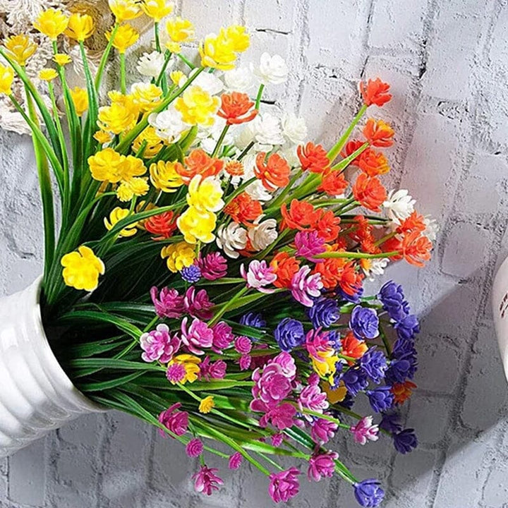 "Livfulla utomhus konstgjorda blommor med naturligt utseende i livliga färger, perfekt för enkel och elegant dekoration."