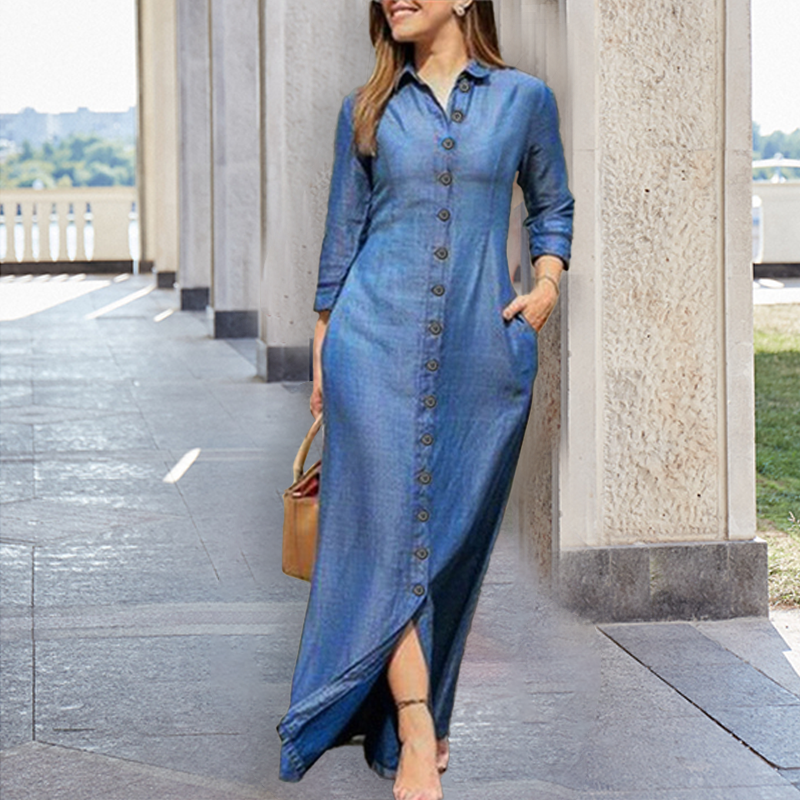 "Ljusblå denimklänning för kvinnor med knappdetalj, elegant och avslappnad design för vardag och tillfällen."